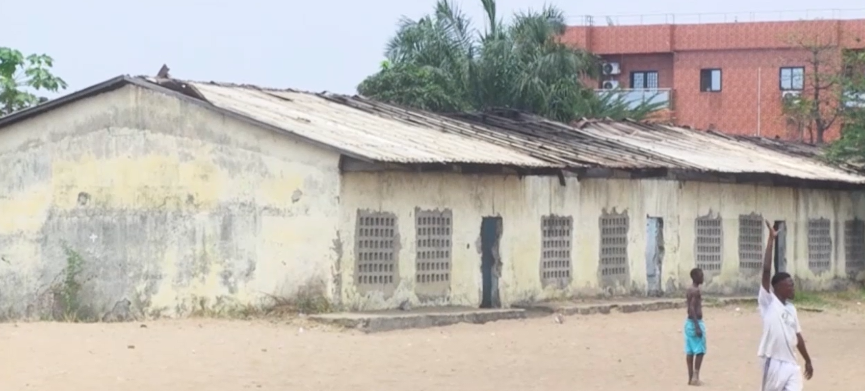 Rentrée scolaire sous le signe de la précarité : L’école primaire Boueta Mbongo de Moungali en état de délabrement avancé