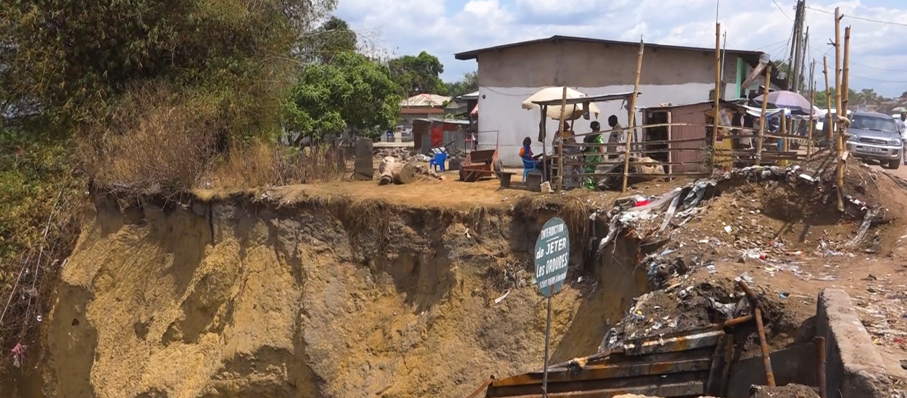Mayanga : l'érosion menace de couper la principale voie du quartier