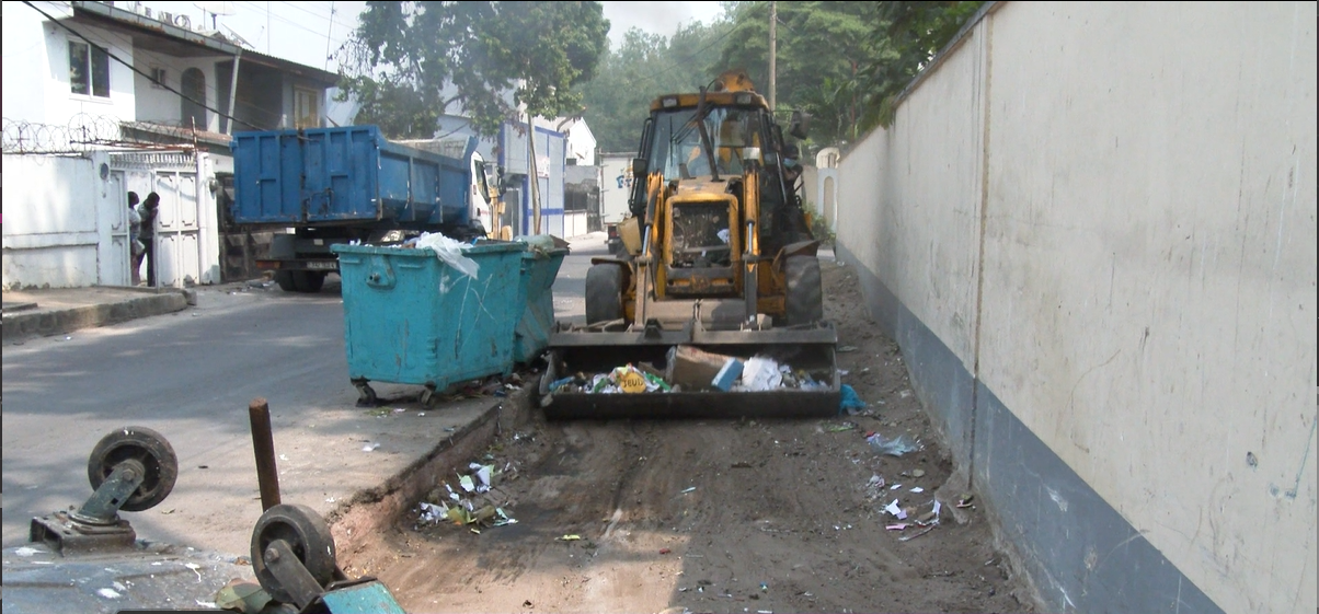 À Brazzaville, les engins d'ALBARAC laissent des trous dangereux en bordure de route