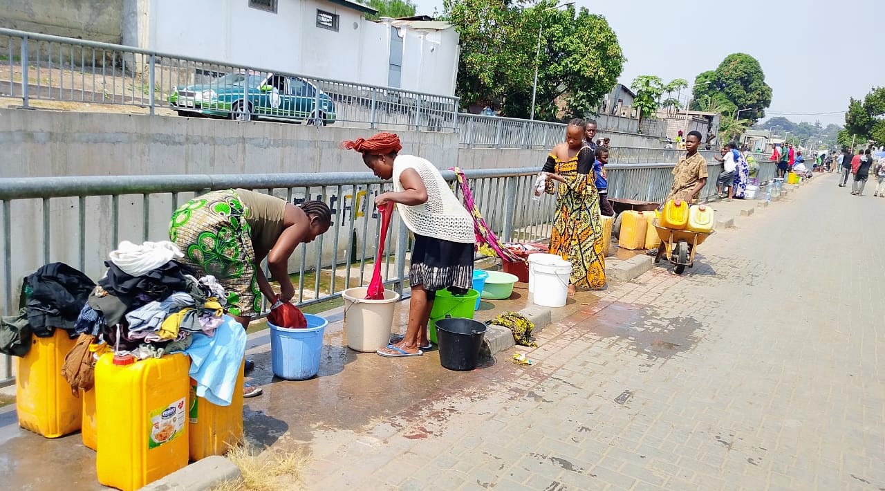 Makélékélé : La chasse à l’eau insalubre, un péril sanitaire pour les habitants de Brazzaville
